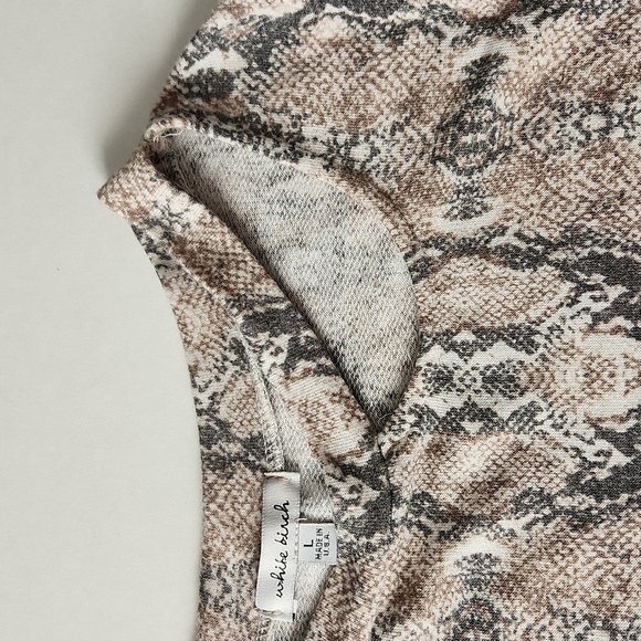 White Birch Cold Shoulder Long Sleeve Snakeskin + Asymmetrical Collar Lg - Picture 3 of 9